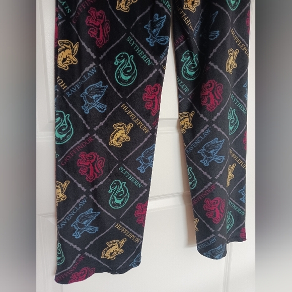 Harry Potter - Relaxed Lounge Pants! - Picture 5 of 7